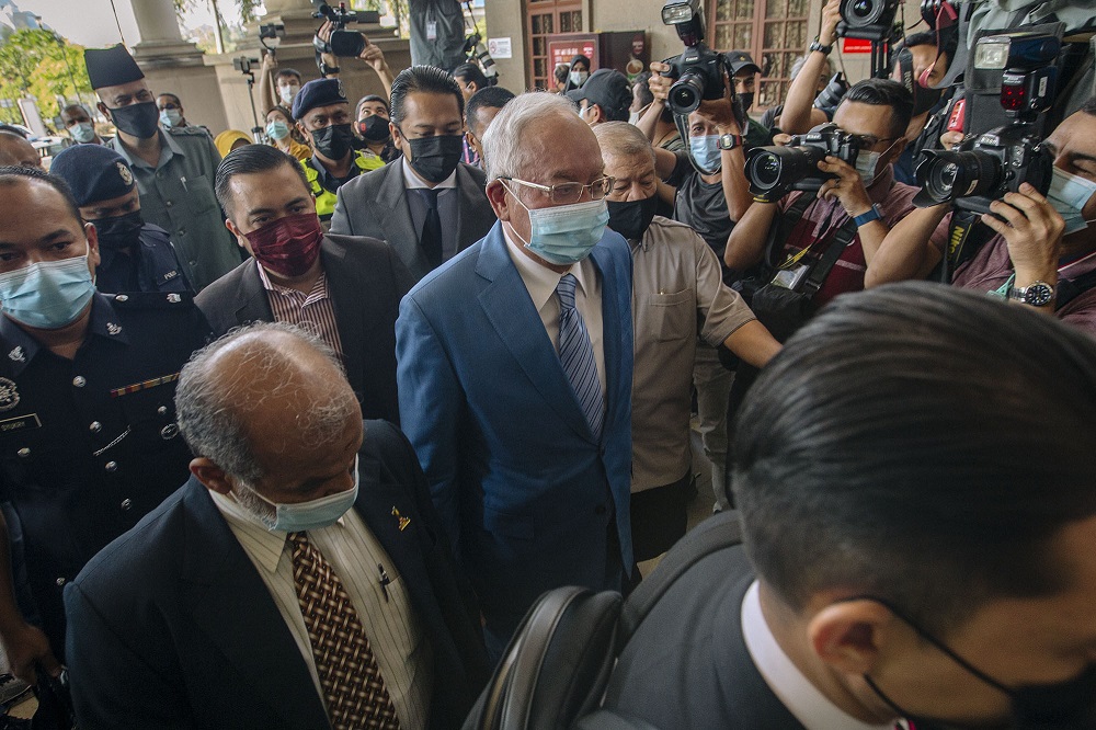 Datuk Seri Najib Razak arrives at the Kuala Lumpur High Court Complex February 18, 2021. — Picture by Firdaus Latif