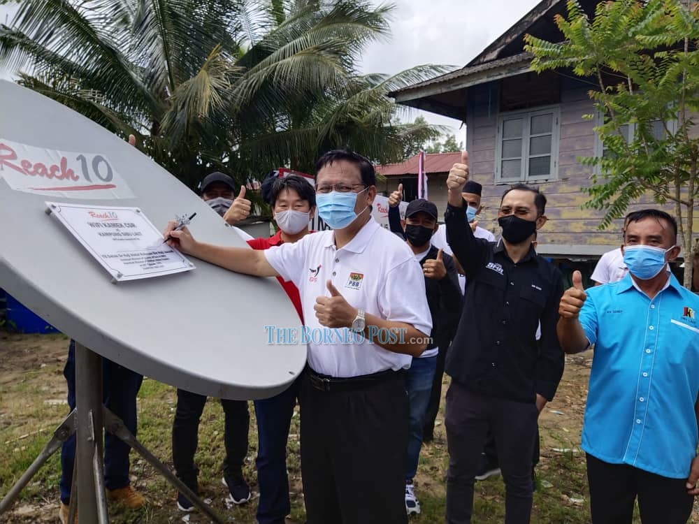 Abdul Rahman (third right) signing the plaque while Zaidi (second right) and Senep (right) give their thumbs-up. Also seen is Chin on the left behind Abdul Rahman.  u00e2u20acu201d  Photo by Agnes Tugong.