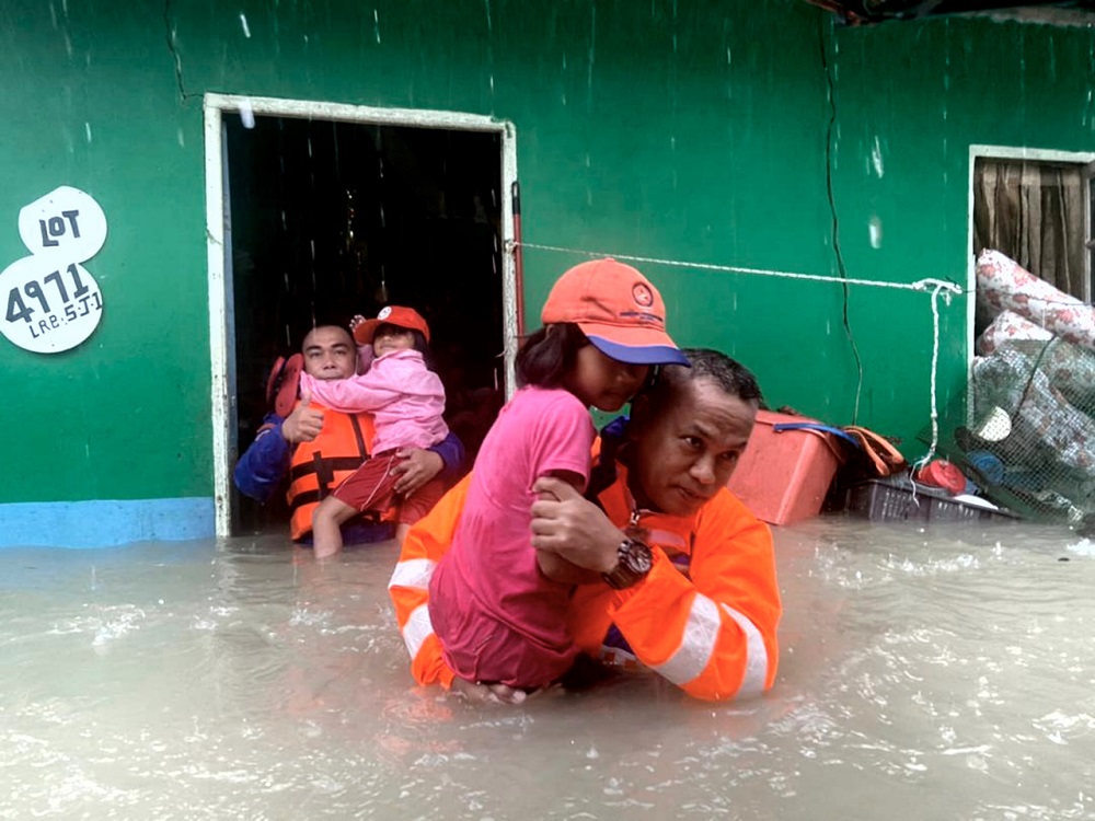 Residents of Kampung Sinar Budi in Batu Kawa are assisted out of their flood-hit homes in Kuching February 19, 2021. u00e2u20acu201d Bernama pic