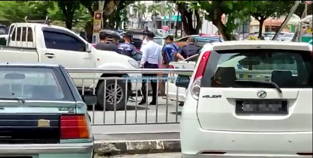 A video footage of police personnel trying to apprehend the suspect. u00e2u20acu201d Screen capture via Borneo Post Online