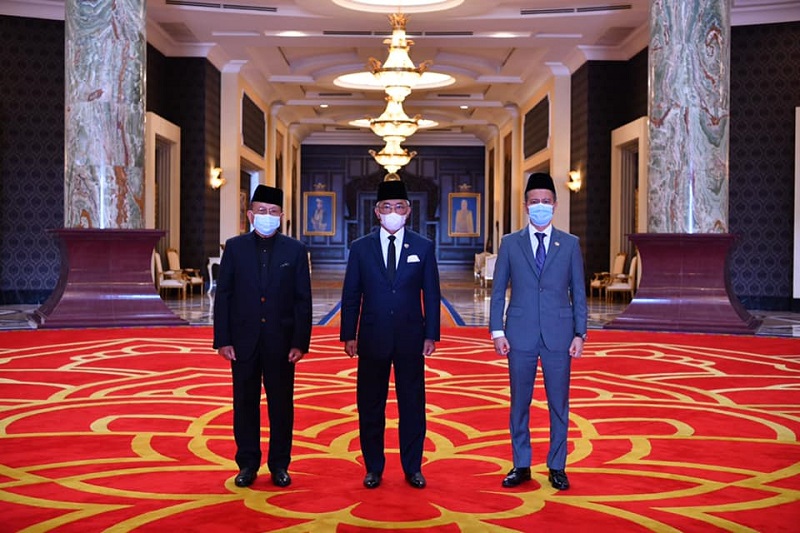 Yang di-Pertuan Agong Al-Sultan Abdullah Riu00e2u20acu2122ayatuddin Al-Mustafa Billah Shah is flanked by Dewan Negara Speaker Tan Sri Rais Yatim (left) and Dewan Rakyat Speaker Datuk Seri Azhar Azizan Harun at the Istana Negara in Kuala Lumpur February 24, 2021. u00e2u20acu201d 