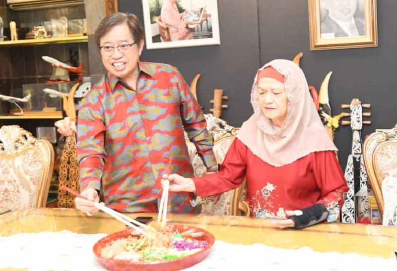 Sarawak CM Datuk Patinggi Abang Johari and wife Datuk Amar Junau00e2u20acu2122ani Tuanku Bujang  tossing u00e2u20acu02dcyee sangu00e2u20acu2122 at the virtual Sarawak United Peopleu00e2u20acu2122s Party Chinese New Year gathering, February 12, 2021. u00e2u20acu2022 Picture courtesy of the Chief Ministeru00e2u20acu2122s Office