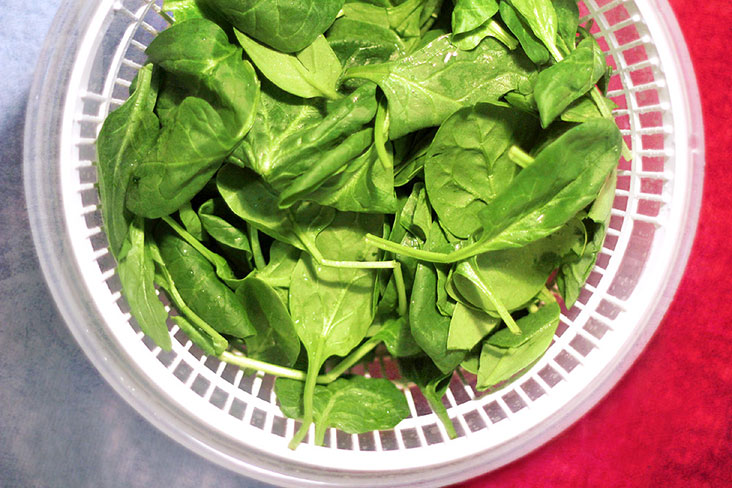 Rinse and drain the baby spinach thoroughly.