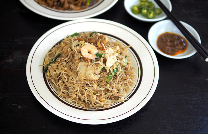 Their Singapore fried 'mee hoon' uses slightly thicker rice vermicelli strands but it's delicious with chicken and prawns