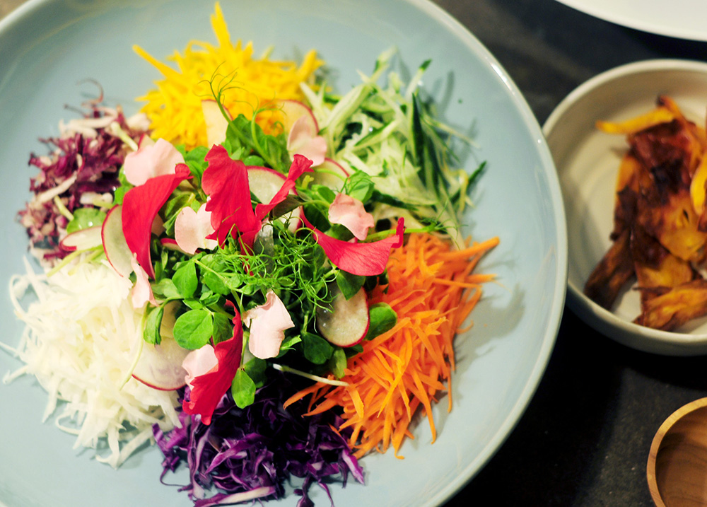 lvshi.urbanomad also offers organic 'yee sang' which is a combination of organic vegetables, fruits, edible flowers and seeds served with their own made passion fruit dressing. — Picture by lvshi.urbanomad