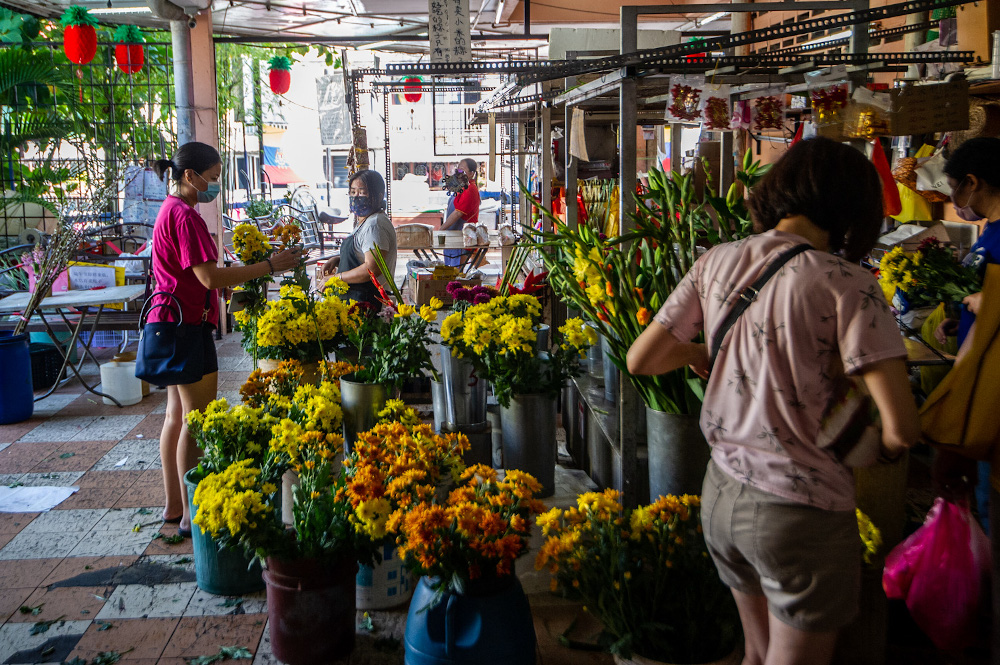 Customers browsing flowers and decoration at Yulek Morning Market, Cheras a day before Chinese New Year, February 11, 2021. u00e2u20acu201d Picture by Shafwan Zaidon