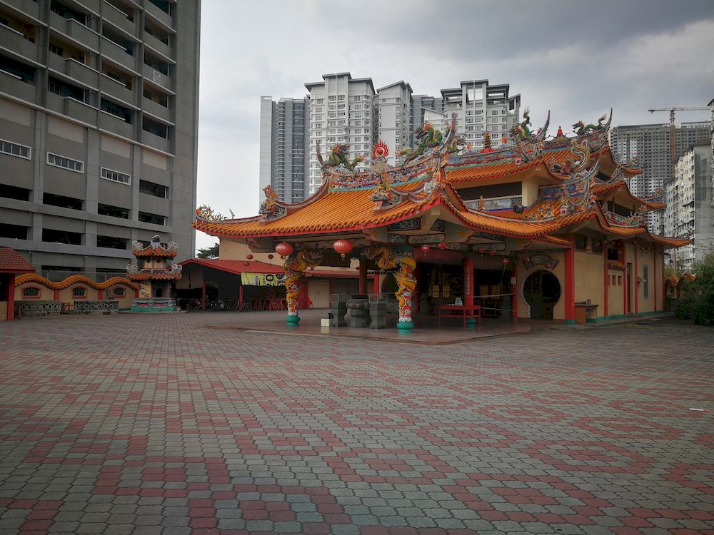A very quiet Cheok Beh Keing temple in Sentul despite the government allowing longer operating hours at the last minute. — Picture by Soo Wern Jun