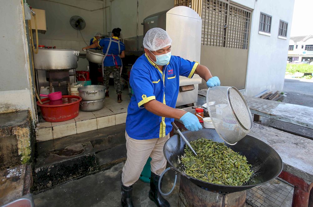 Pertubuhan Amal Ai Xin Fan Tong in Ipoh has 18 volunteers to prepare food for the needy.