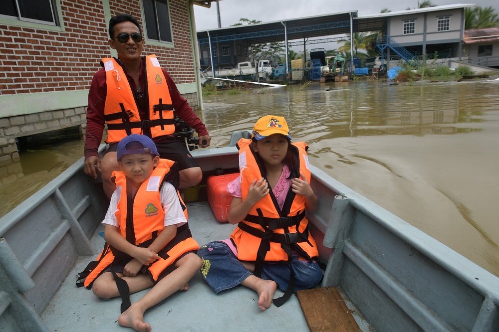 Kampung Hulu Serian residents are transported via boat to the flood relief centre in Serian February 5, 2021. u00e2u20acu201d Bernama pic