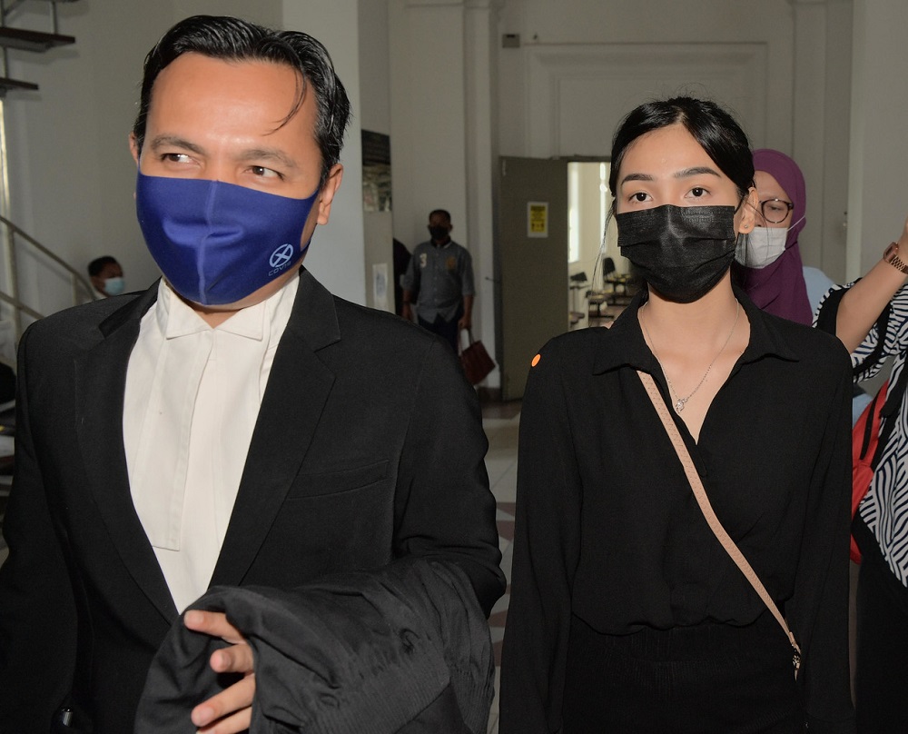 Sam Ke Ting (right) is seen at the High Court in Johor Baru February 18, 2021. u00e2u20acu201d Bernama pic