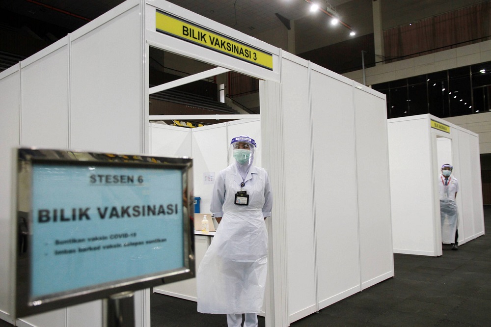Health workers are seen at the Covid-19 vaccination centre located at the Indera Mulia Stadium in Ipoh February 23, 2021. u00e2u20acu201d Bernama pic