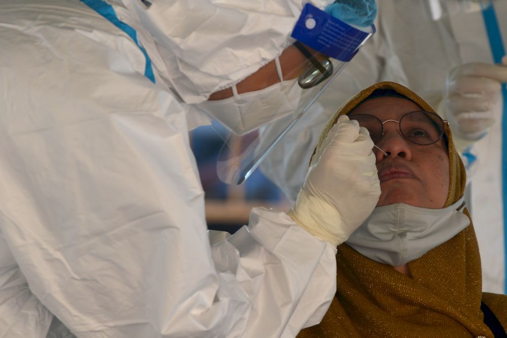 Health worker administering Covid-19 test on a resident in Puchong, February 28,2021. u00e2u20acu201d Picture by Miera Zulyana