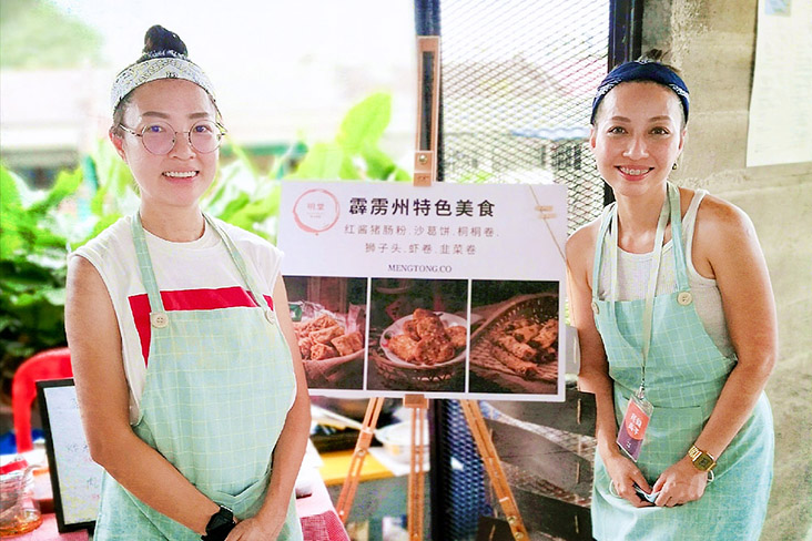 Carmen Meng (right) and her business partner Cathy Lee (left) at Pingmin Market’s bazaar.