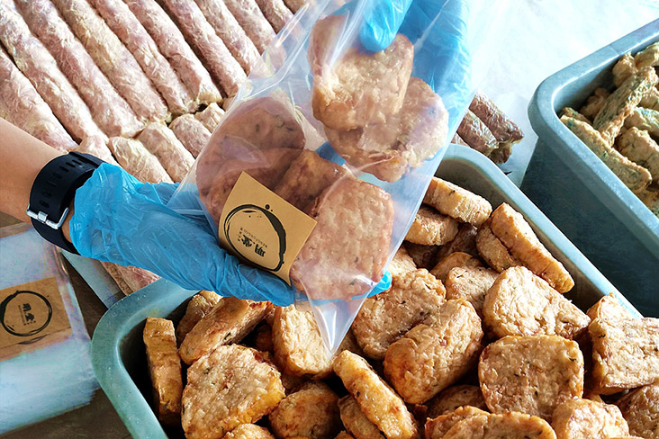 Packing deep-fried goodies for bazaar visitors.