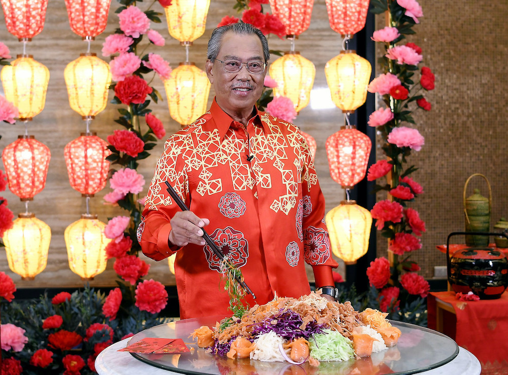 Prime Minister Datuk Muhyiddin Yassin prepares to toss the u00e2u20acu02dcyee sangu00e2u20acu2122 at the virtual Chinese New Year Open House in Kuala Lumpur, February 2021. u00e2u20acu201d Bernama picnn