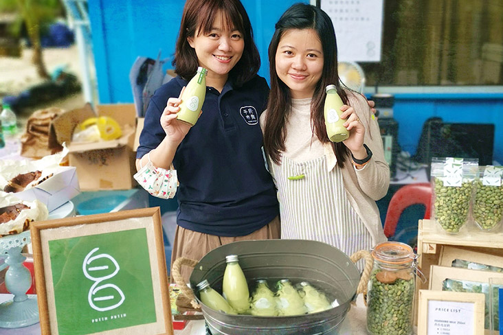 Teh and her part-time assistant Stacey at the 白白 PutihPutih stall at Pingmin Market.