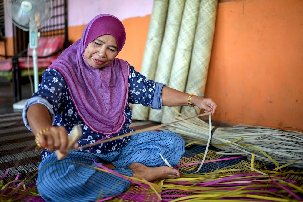 Screwpine mat weaver, Munah Othman, 64, showed how to peel mengkuang leaves in Kampung Baru Selama Estate in Bandar Baharu Kulim, February 14, 2021. u00e2u20acu201d Bernama pic