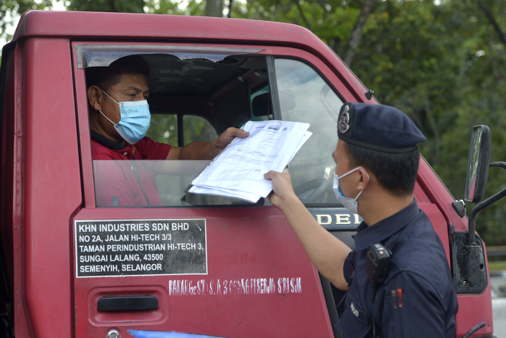 Police conduct roadblock checks during movement control order 2.0 (MCO) in Subang Jaya, February 2, 2021. u00e2u20acu201d Picture by Miera Zulyana