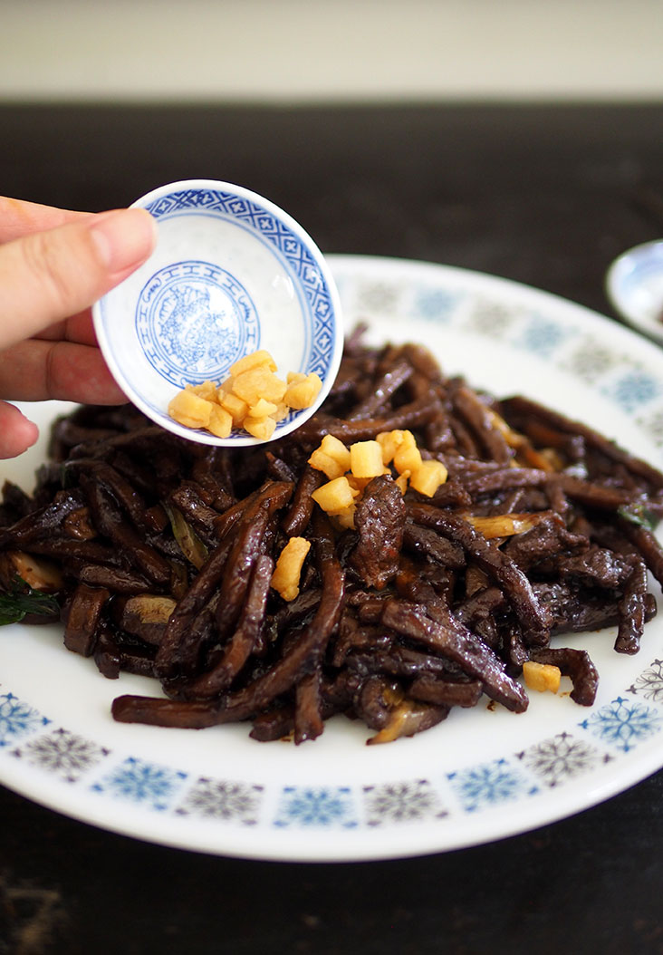 The lard fritters are crispy and vacuum packed to prevent them from softening