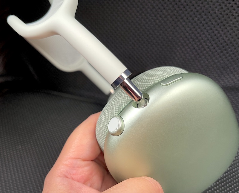 The controls are fairly easy to get used to with a Noise Control button to switch between noise cancellation modes and a Digital Crown for other functions. 