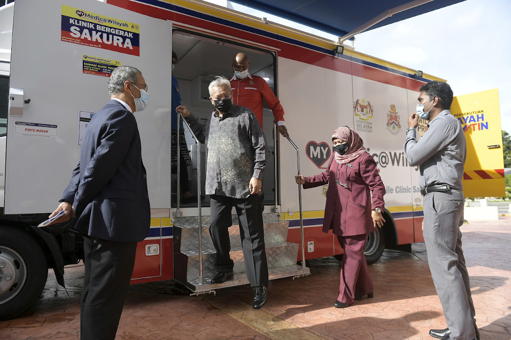 FT Minister Tan Sri Annuar Musa reviewing the latest initiative of the Federal Territory Urban Poverty Programme, the Mobile Clinic for Occupational Medicine at Dataran Media Prima in Petaling Jaya, February 1, 2021. u00e2u20acu201d Bernama pic