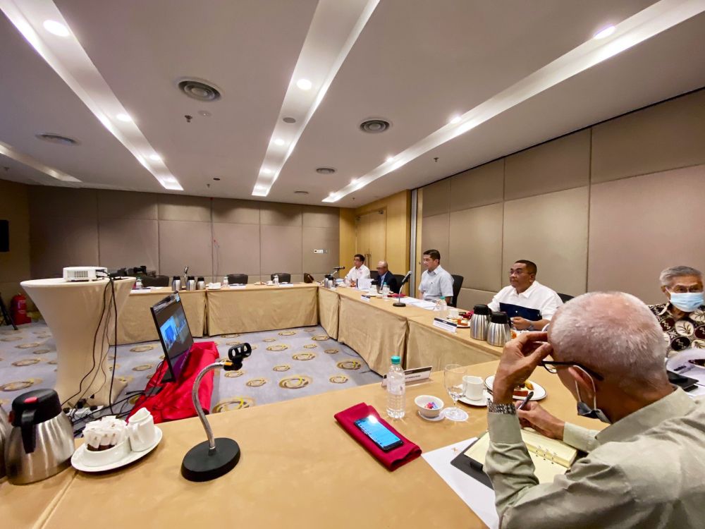 Azmin (centre) attends a meeting Perikatan component partiesu00e2u20acu2122 election directors. u00e2u20acu201d Picture via Twitter