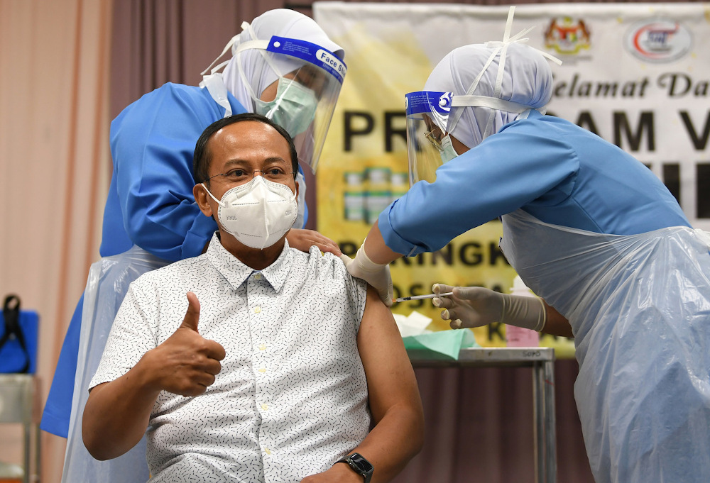Datuk Seri Ahmad Samsuri Mokhtar was the first to receive the Pfizer-BioNTech vaccine shot in Terengganu at Sultanah Nur Zahirah Hospital February 26, 2021. u00e2u20acu201d Bernama pic