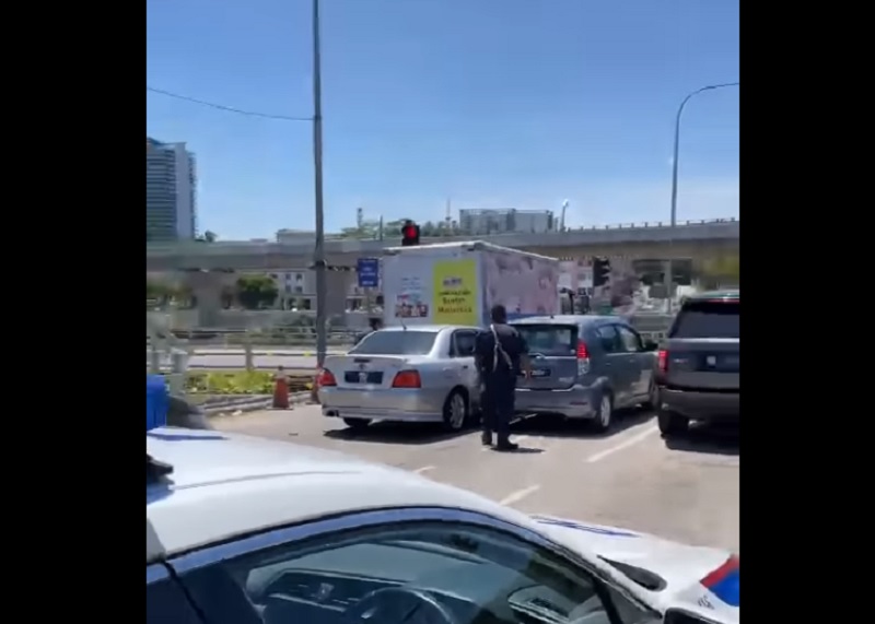 A video of a motorist ramming his car into other vehicles at a traffic light junction to evade police has gone viral on social media. u00e2u20acu201d Picture via Facebook/Navin Kumar