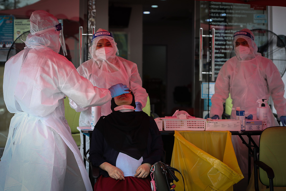 Health workers collect swab samples to test for Covid-19 at Selcare Clinic in Shah Alam February 2, 2021. u00e2u20acu201d Picture by Yusof Mat Isa