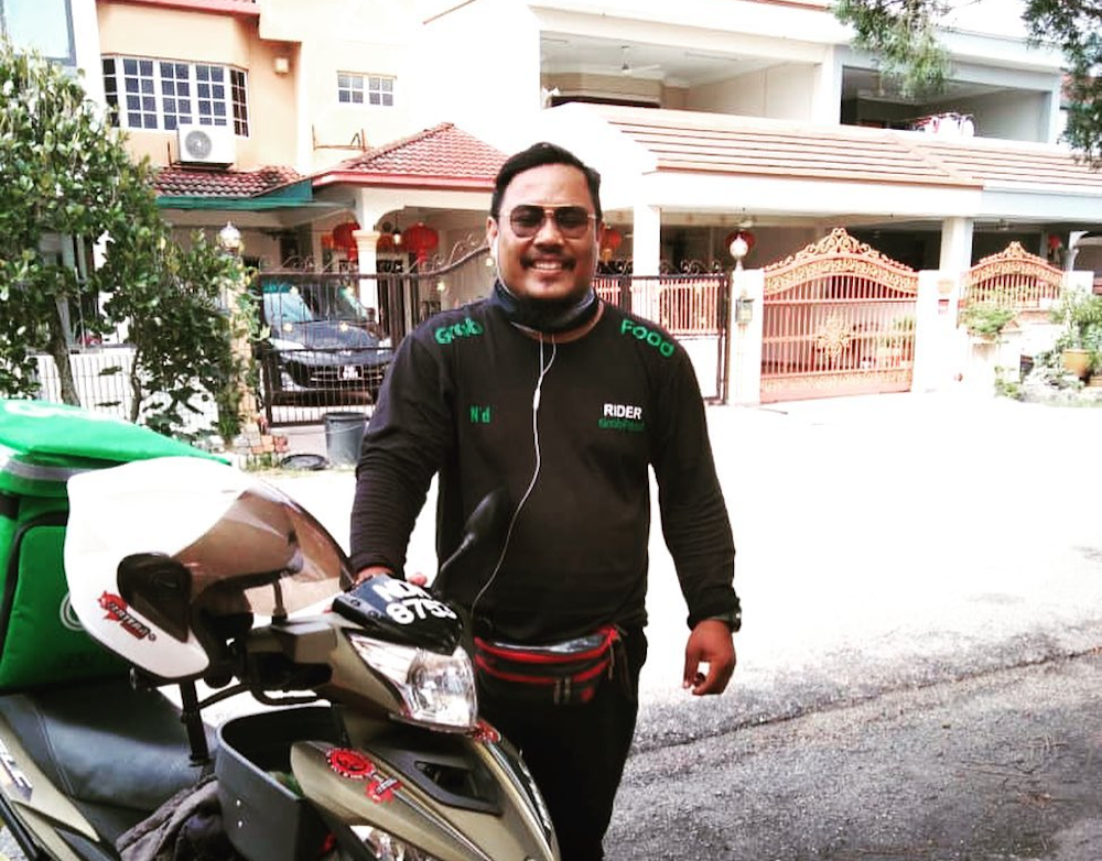 Delivery rider Dedee Laksmana Rau00e2u20acu2122e took the trouble to travel from his home at Sungai Buloh to Klang to return a purse. u00e2u20acu201d Picture via Facebook/Vivien Jamie Pillai