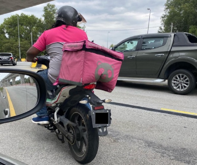The delivery rider bought Zairam and his daughter refreshments after noticing that they were stuck on the highway, under the scorching heat. u00e2u20acu2022 Picture via Facebook/Zairam Neezar