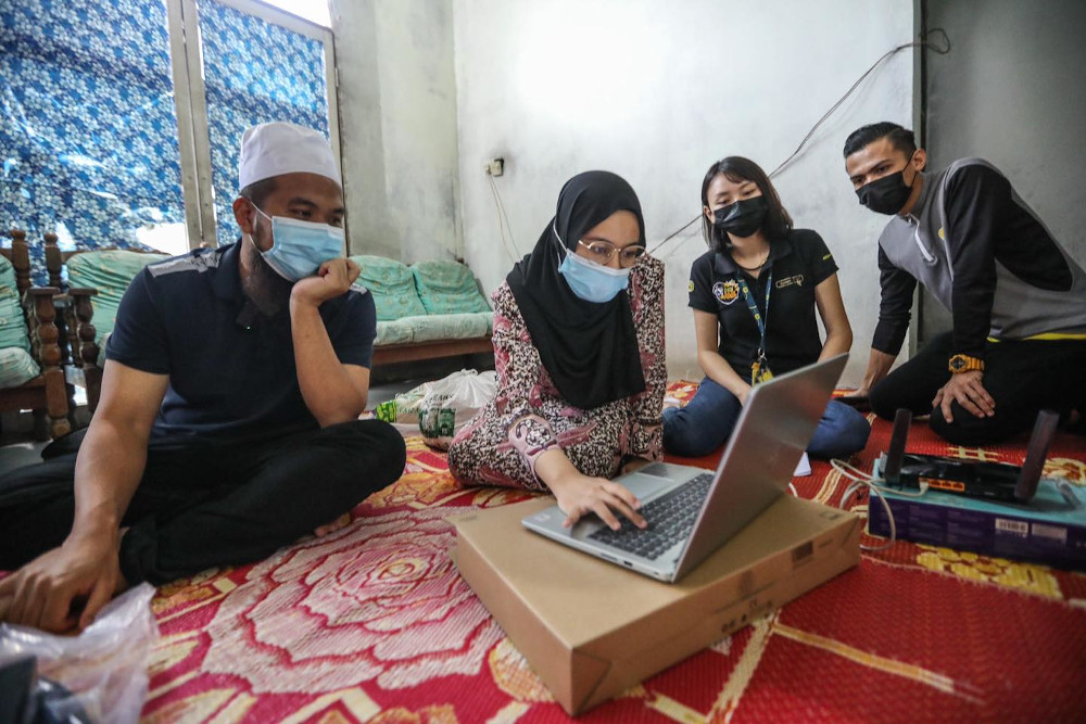 Preacher Ustaz Ebit Lew presented a laptop and Internet facilities to facilitate Nurul Asma Alyau00e2u20acu2122s studies. u00e2u20acu201d Picture from Facebook/Ebit Lew