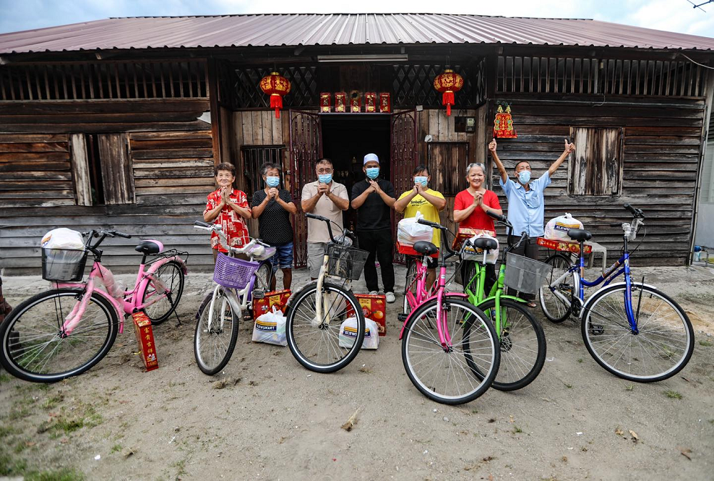 Preacher Ebit Lew (middle) with the senior citizens at Ulu Yam, Selangor whom he presented gifts to earlier. u00e2u20acu2022 Picture via Facebook/ Ebit Lew  