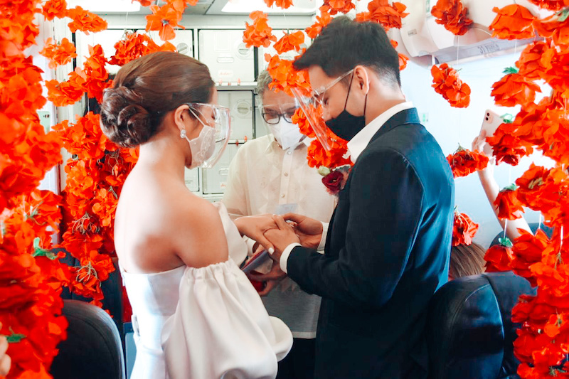 The Filipino couple tied the knot at 37,000 feet altitude. u00e2u20acu201d Photo courtesy of Twitter/ airasiafilipino