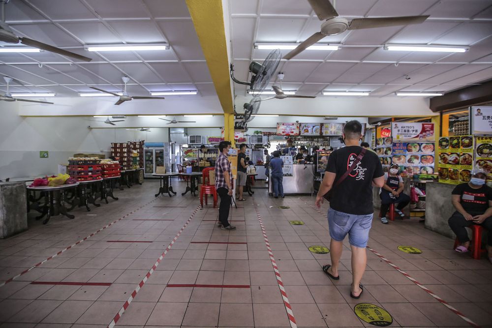 People queue to purchase food to go at Thong Kee Cafe in Pandan Indah February 10, 2021. u00e2u20acu201d Picture by Hari Anggara