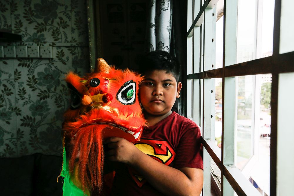 Mohd Fakhri Ruzaini with his lion head at home in Flat Medan Tengku, Jelutong February 11, 2021. u00e2u20acu201d Picture by Sayuti Zainudin