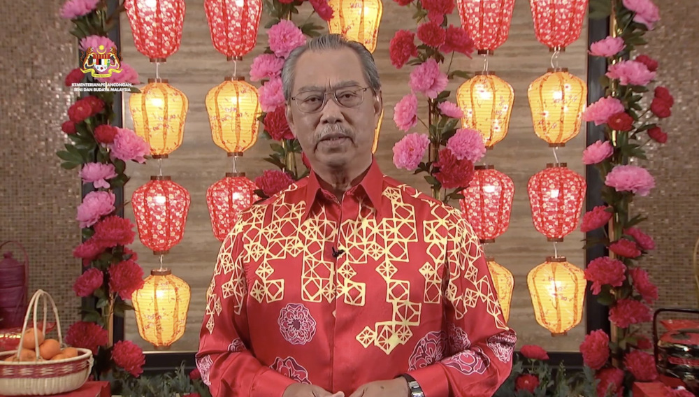 Prime Minister Datuk Muhyiddin Yassin prepares to toss the u00e2u20acu02dcyee sangu00e2u20acu2122 at the virtual Chinese New Year Open House in Kuala Lumpur, February 2021. u00e2u20acu201d Picture via Twitter/Bernama