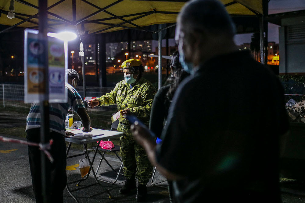 Public complying with standard operating procedures by wearing face masks when visiting the Batu Caves Night Market on the first day of reopening during the re-implementation of MCO 2.0 February 5, 2020. u00e2u20acu201d Picture by Hari Anggara