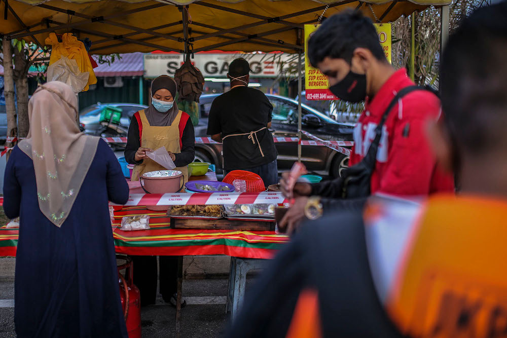 Members of the public visit the Batu Caves night market while complying with SOPs February 5, 2020. — Picture by Hari Anggara