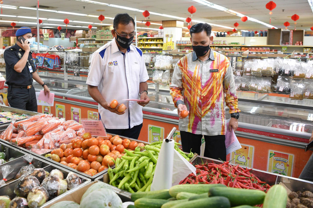 Domestic Trade and Consumer Affairs Deputy Minister Datuk Rosol Wahid inspecting the 2021 Chinese New Year Festive Season Maximum Price Control Scheme at a supermarket in Kuala Terengganu, February 11, 2021. u00e2u20acu201d Bernama pic 