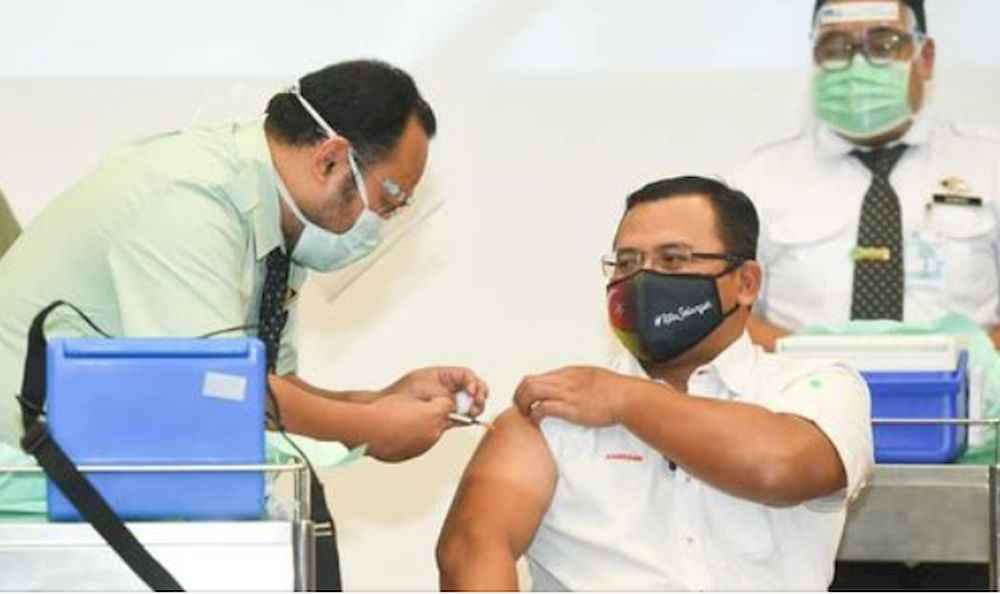Selangor Mentri Besar Datuk Seri Amirudin Shari receiving his first dose of the Pfizer-BioNTech Covid-19 vaccine, February 25, 2021. u00e2u20acu201d Picture courtesy of Facebook//amirudinbinshari/