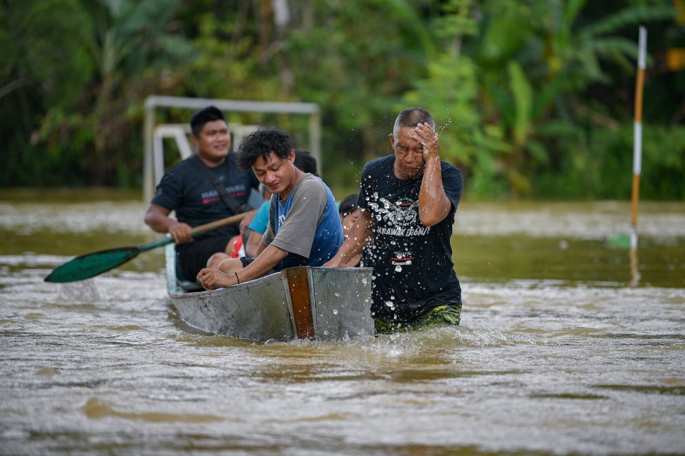 Villagers from Kampung Sorak Melayu make their way to the nearest flood relief centre in Tebakang, Serian February 4, 2021. u00e2u20acu201d Bernama pic