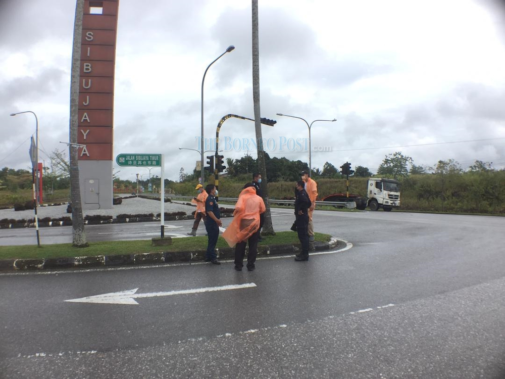 Police and SRDC personnel preparing to set up a roadblock at the only access to the township of 30,000 people. u00e2u20acu201d Borneo Post Online picnn