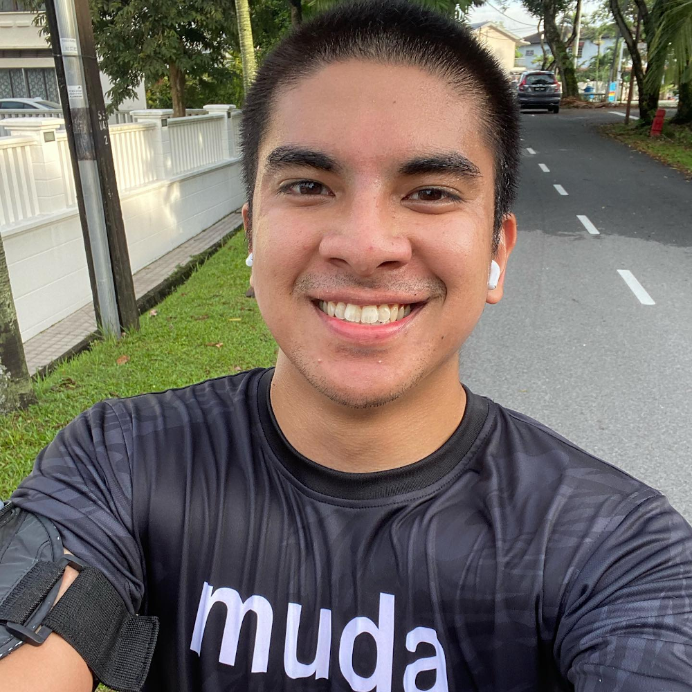 After sacrificing his hair, Muar MP Syed Saddiq Abdul Rahman will now offer debate lessons online to raise more funds to buy tablets. u00e2u20acu201d Picture via Facebook/Syed Saddiq Syed Abdul Rahman