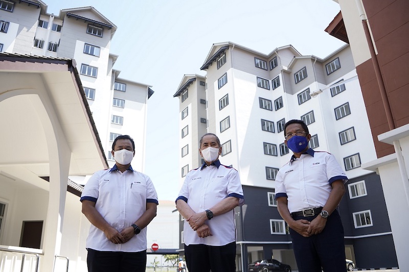 (from left) UDA chief executive officer Mohd Salem Kailany, Wan Junaidi and Jalaluddin during a visit at the new Warisan Tanjung Apartments in Tanjung Tokong, Penang. — Picture courtesy of UDA Holdings Berhad