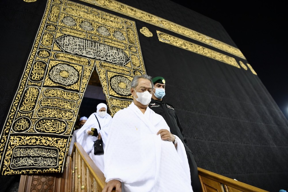Prime Minister Tan Sri Muhyiddin Yassin and his wife Puan Sri Noorainee Abdul Rahma leave the Kaabah after fulfilling their umrah, March 7, 2021. u00e2u20acu201d Bernama pic