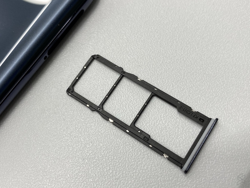 The tray uses a dedicated triple-slot design. — SoyaCincau pic