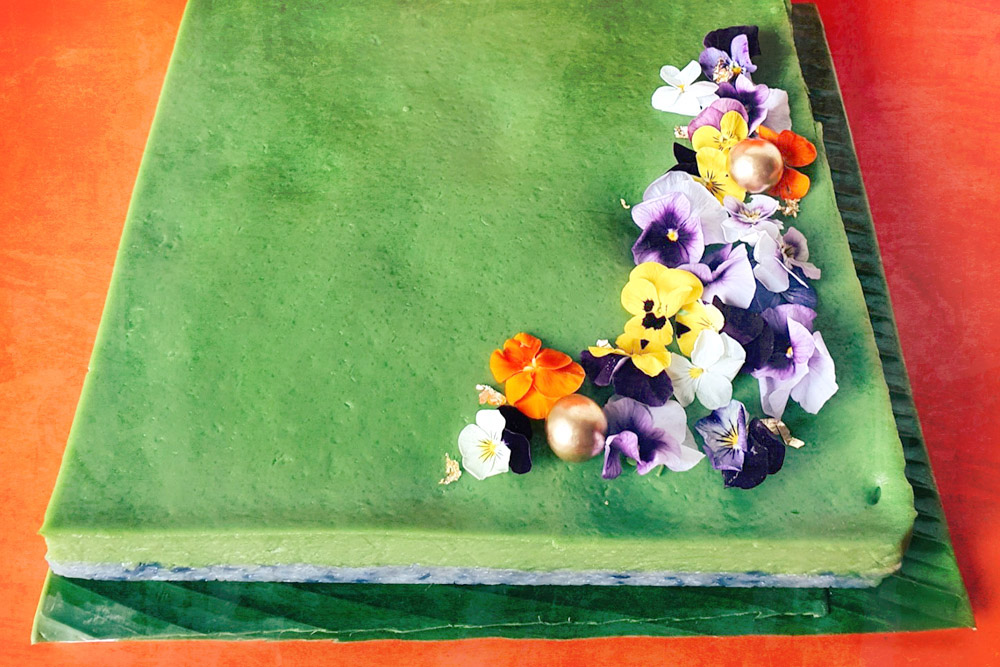 The luxurious Huā, a 10-inch 'seri muka' cake decorated with edible flowers and 24K gold flakes.