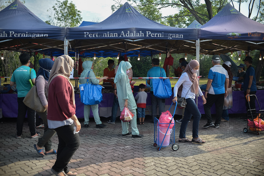 People practising SOPs go marketing at a pasar tani in Shah Alam March 14, 2021. u00e2u20acu201d Picture by Miera Zulyana