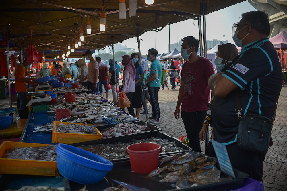 People practising SOPs go marketing at a pasar tani in Shah Alam March 14, 2021. u00e2u20acu201d Picture by Miera Zulyana
